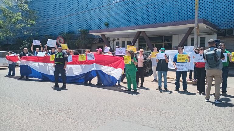 Manifestación frente al Hospital de Trauma por recorte de presupuesto. Locales 06 de noviembre de 2025