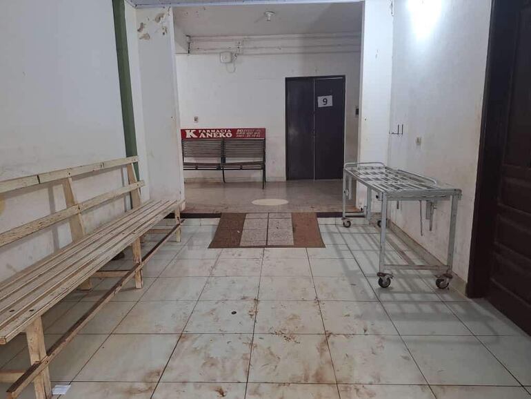 Desde la entrada del hospital se puede ver la mugre que cubre el piso y las paredes.