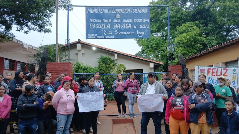 Itauguá: padres se manifiestan y se encadenan por la falta de kits escolares