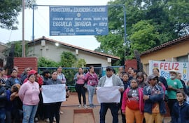 En la Escuela Srta. Laureana Vega, de la zona Aldana Cañada, la medida fue extrema porque dos madres se encadenaron como forma de protesta.
