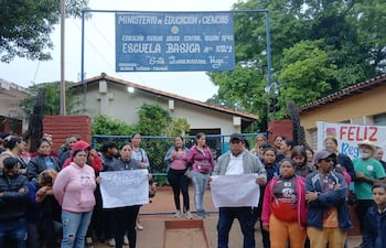 En la Escuela Srta. Laureana Vega, de la zona Aldana Cañada, la medida fue extrema porque dos madres se encadenaron como forma de protesta.