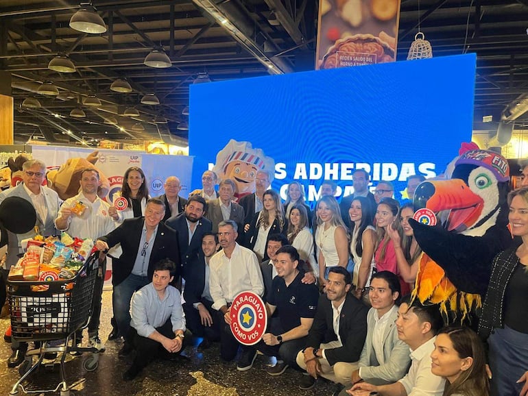 Grupo de personas la presentación de la campaña "Paraguayo como vos" que se realizó este jueves en Delimarket, en el Shopping del Sol.