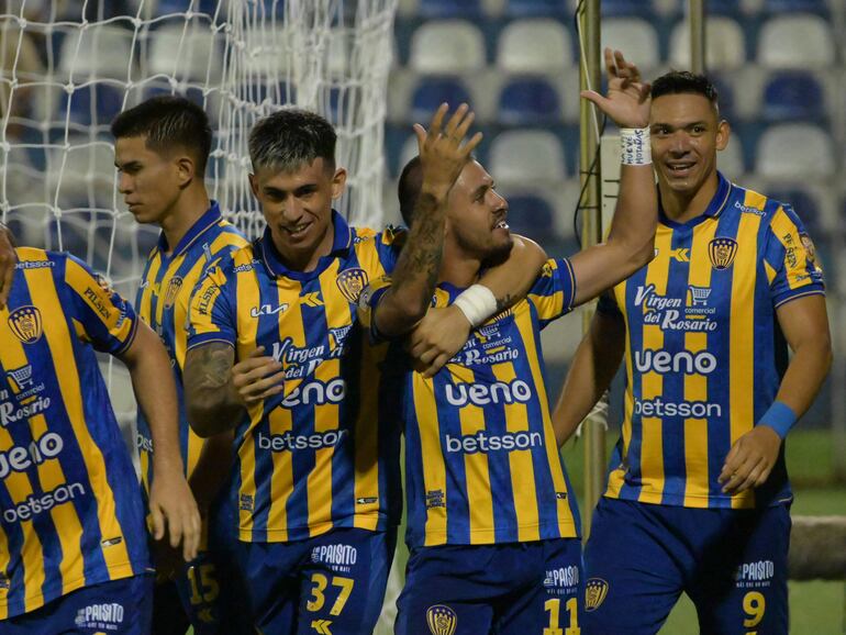 Los jugadores de Sportivo Luqueño celebran un gol en el partido frente a Atlético Tembetary por la primera fecha del torneo Apertura 2025 del fútbol paraguayo en el estadio Luis Salinas, en Itauguá, Paraguay.