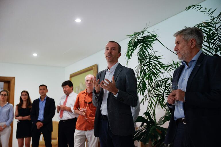 El nuevo embajador de España en Paraguay, Javier Parrondo (2-d), habla durante un evento en su residencia este martes, en Asunción (Paraguay). 