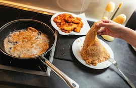 Freír milanesas, imagen ilustrativa.