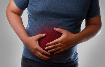 Un hombre con sobrepeso se agarra el estómago.