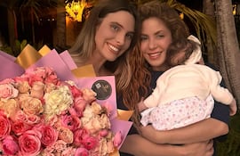 Lele Pons y Shakira con Eloísa en brazos.