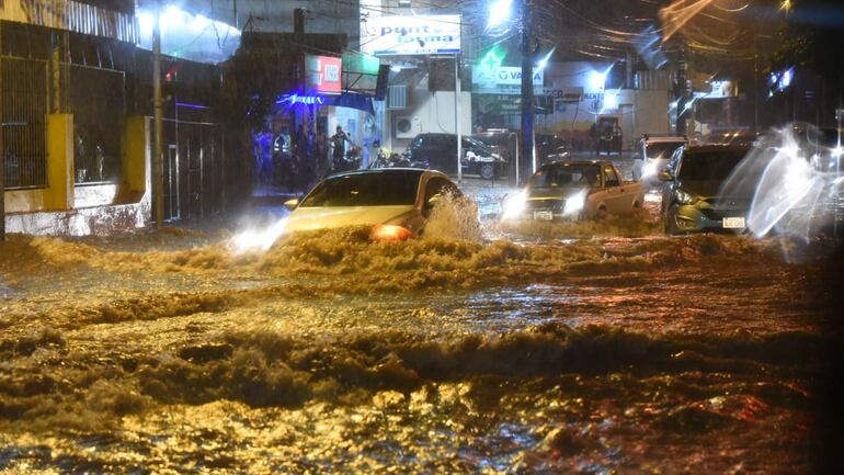 Vehículos luchando contra los raudales en Asunción. El temporal afectó la provisión de energía eléctrica en varias ciudades.