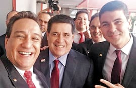 El imputado gobernador de Central Hugo Javier González (izq.) junto a su padrino político Horacio Cartes y el presidenciable colorado Santiago Peña.