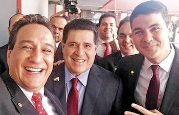 El imputado gobernador de Central Hugo Javier González (izq.) junto a su padrino político Horacio Cartes y el presidenciable colorado Santiago Peña.