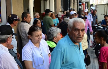 Los adultos mayores esperaron desde temprano para cobrar sus haberes de enero. El MEF acreditó el dinero desde las 13:15, según comunicó la entidad.