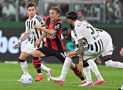 Nico González (izq.), de la Juventus, y Luka Modric, del Milán, en acción durante el partido de fútbol de la Serie A italiana entre el Juventus FC y el AC Milan disputado en el Allianz Stadium de Turín, Italia.