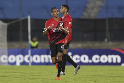 Madson de Paranaense celebra un gol este miércoles, en un partido de la fase de grupos de la Copa Sudamericana entre Danubio y Athletico Paranaense en el estadio Centenario en Montevideo (Uruguay).