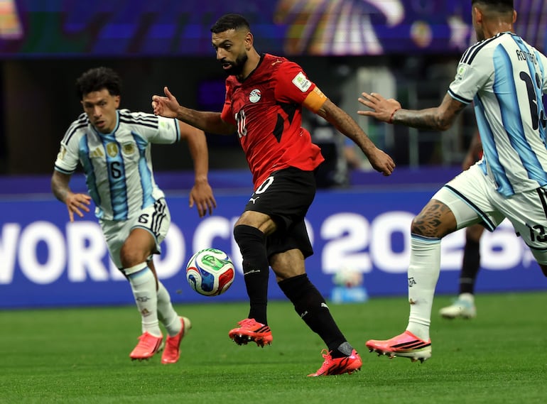Mohamed Salah maniobra frente al Cuti Romero y Lisandro Martínez, los marcadores albicelestes.