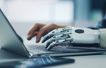 Concepto de inteligencia artificial en el trabajo.