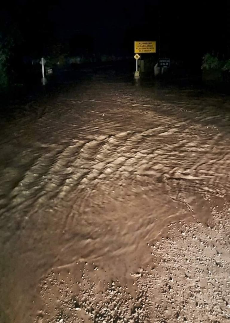 Dr. Bottrell queda prácticamente aislado por inundación de caminos tras las lluvias.