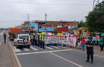 Padres de alumnos de las escuela San Francisco de Asís, San Pedro y San Pablo y Paz del Chaco cerraron media calzada de la Ruta PY01 en reclamo de kits escolares para sus hijos.