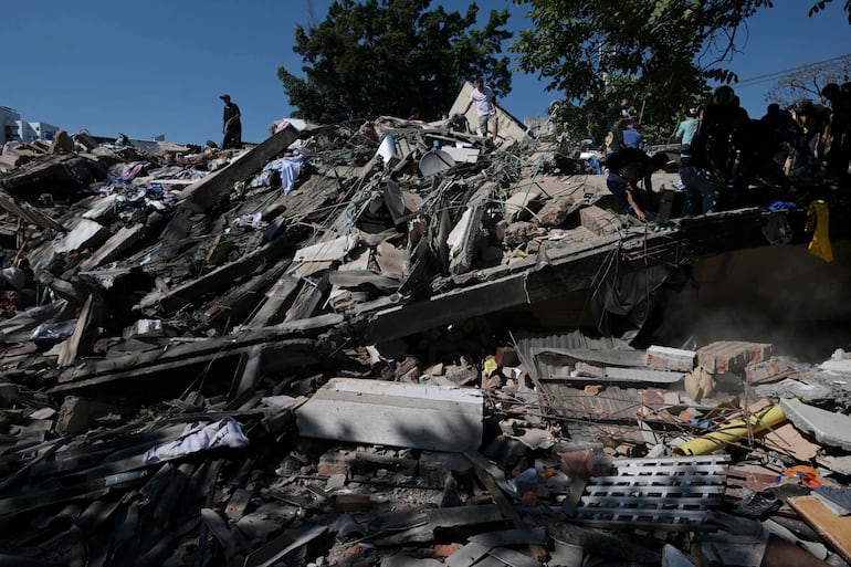 Vista de los escombros de un edificio colapsado tras un terremoto en Cali, Colombia