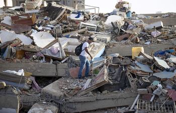 Detalle de un edificio derruido en Catia la Mar, Venezuela, mientras continúa la búsqueda entre los escombros de los edificios, este viernes. Recostados en colchones, sábanas, sillas, carpas y campamentos improvisados, cientos de personas duermen en el asfalto, jardineras, plazas y canchas en Catia La Mar, una de las ciudades más afectadas por los terremotos de magnitud 7,2 y 7,5 ocurridos el miércoles en Venezuela.