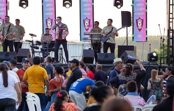 El grupo musical La Nueva Generación Carapegueña lleva la música paraguaya a España.