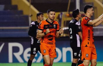 Mauro Caballero (i) marcó dos goles para el Deportivo Águila.