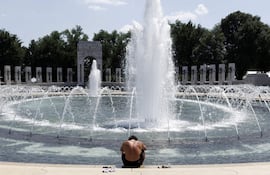 Una persona se refresca en el Memorial de la Segunda Guerra Mundial, en Washington DC. Una ola de calor extreño azota gran parte de Estados Unidos.