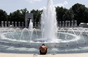 Una persona se refresca en el Memorial de la Segunda Guerra Mundial, en Washington DC. Una ola de calor extreño azota gran parte de Estados Unidos.