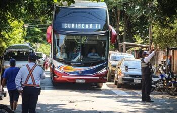 Oficiales de tránsito gestionan el flujo vehicular en la calle Gregorio Benítez.