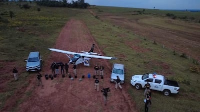  La presunta narcoavioneta boliviana, junto con los cuatro detenidos, las dos camionetas y doce bidones de combustible incautados en San Pedro. El futbolista boliviano Edward Vaca Hurtado es uno de los aprehendidos.