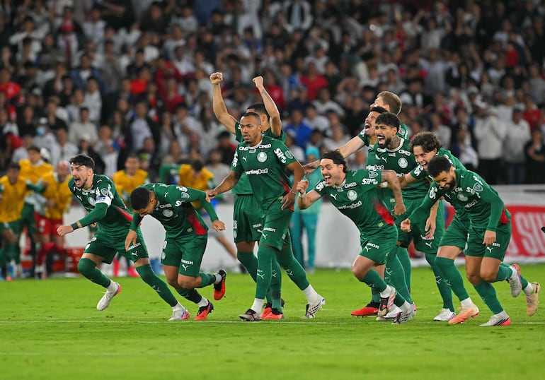 Los jugadores del Palmeiras celebran su victoria en la tanda de penales durante el partido de vuelta de los cuartos de final de la Copa Libertadores entre la Liga de Quito (Ecuador) y el Palmeiras (Brasil) en el estadio Rodrigo Paz Delgado, en Quito.