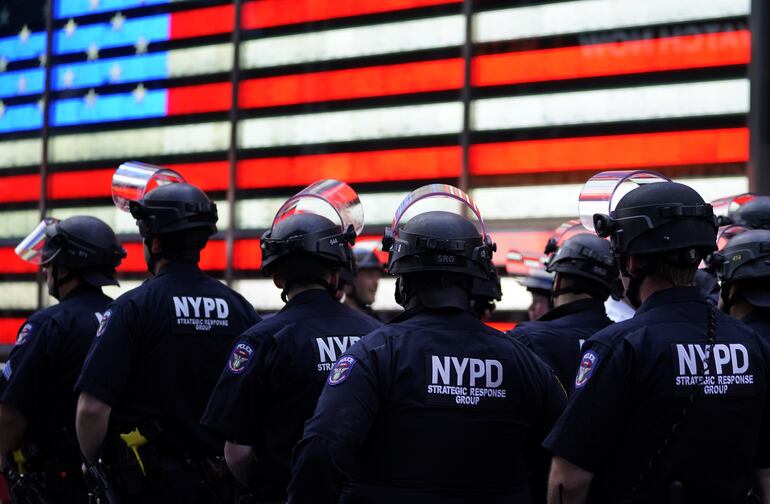 Policías de Nueva York en Times Square, durante una manifestación este lunes.