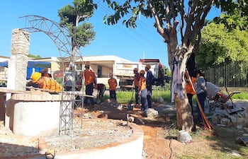 Alumnos de la escuela taller trabajan la revitalización del Ycua Mandyyú en San Pedro
