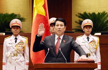 Recién elegido presidente de Vietnam, Luong Cuong (centro), prestando juramento durante la octava sesión del decimoquinto mandato de la Asamblea Nacional, en Hanoi, Vietnam. La Asamblea Nacional de Vietnam (el Parlamento) eligió este lunes como nuevo presidente del país a un miembro del Politburó del Partido Comunista, Luong Cuong, un cargo sin apenas poder ejecutivo que ha ido cambiando de titular en los últimos años, en medio de una campaña anticorrupción.