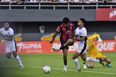 Cecilio Domínguez (c), jugador de Cerro Porteño, erró el arco libre en la primera jugada de peligro del superclásico frente a Olimpia por la sexta fecha del torneo Clausura 2025 de la Primera División de Paraguay en el estadio Antonio Aranda, en Ciudad del Este, Paraguay,