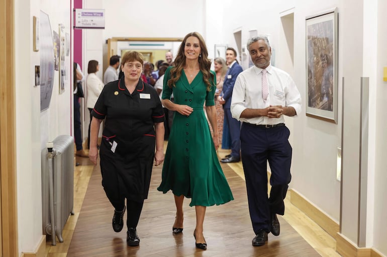 La princesa de Gales camina con la jefa de enfermería Mairead Griffin y el director médico Sanjay Popat durante una visita al Royal Marsden Hospital de Londres. (Ian Vogler / POOL / AFP)