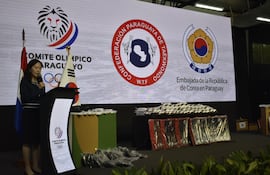 Woo Jeong Yoo, Vicecónsul de Corea y Agregada Cultural de la Embajada de dicho país, entregando la donación para atletas del taekwondo.