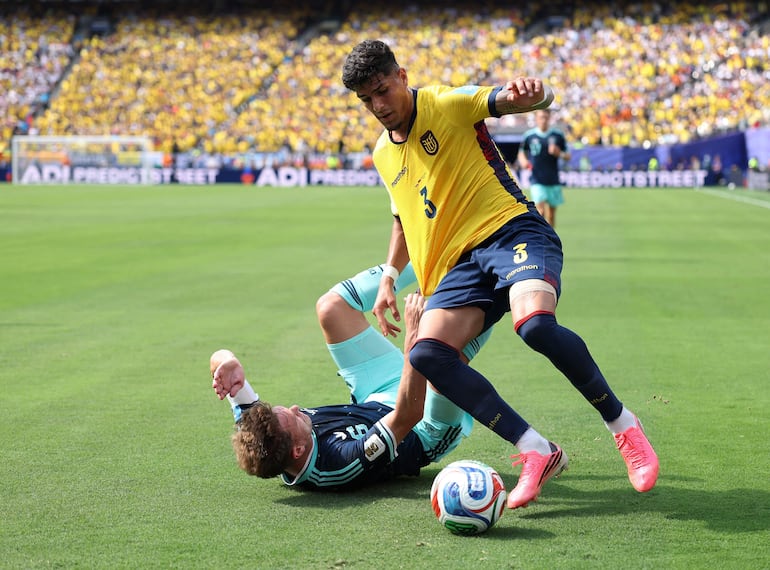 Joshua Kimmich en el césped ante la intervención de Piero Hincapié, el ecuatoriano de Arsenal.