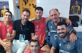 El presidente de Recoleta FC, Luis Antonio Vidal Velázquez, en el vestuario del Santos de Brasil con sus excompañeros de Tacuary, con los que compitió tanto en el ascenso como en la Copa Paraguay.