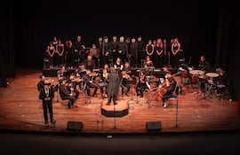 La Orquesta Grupo Artístico, y dirigido por Jesús Guerrero Ayllón