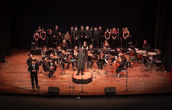 La Orquesta Grupo Artístico, y dirigido por Jesús Guerrero Ayllón