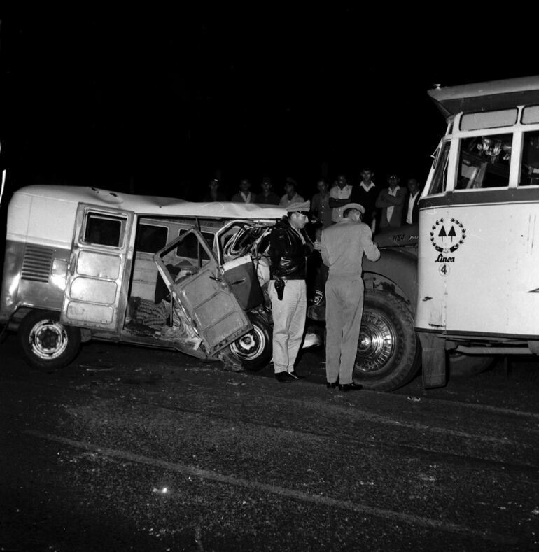 Asi quedaron la kombi y el ómnibus de la línea 4 tras el choque sobre la ruta Félix Bogado en junio de 1969.