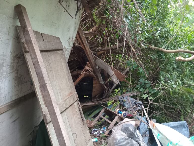 Familias del barrio Roberto L. Petit de Asunción obligadas a mudarse tras el desmoronamiento del cauce del arroyo Ferreira y tras las incumplidas promesas de autoridades sobre la construcción de un muro de contención.
