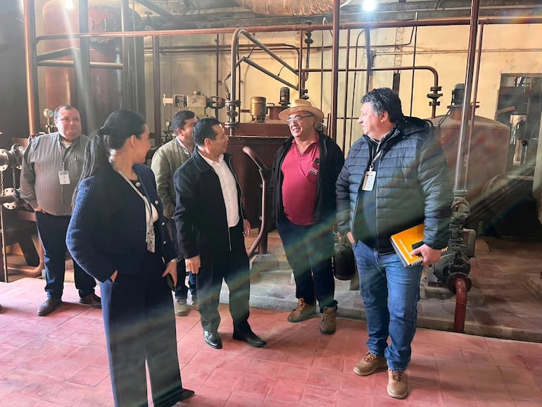El titular de la ANDE, Félix Sosa, lideró una comitiva de técnicos y especialistas para evaluar la restauración del Museo de la Electricidad.