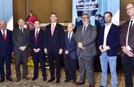 Alfredo Estigarribia, vicepresidente del Centro de Despachantes de Aduanas del Paraguay (CDAP); Ricardo Daniel Dos Santo (h), vicepresidente 2º de la CNCSP; Ernesto Figueredo Coronel, presidente de la CNCSP; Santiago Peña, presidente electo de la República;. Ing. Max Haber, Enrique Duarte, presidente de la Unión Industrial Paraguaya (UIP); Dr. Axel Kaiser y Alfred Fast, presidente de la Federación de Cooperativas de la Producción (FECOPROD).