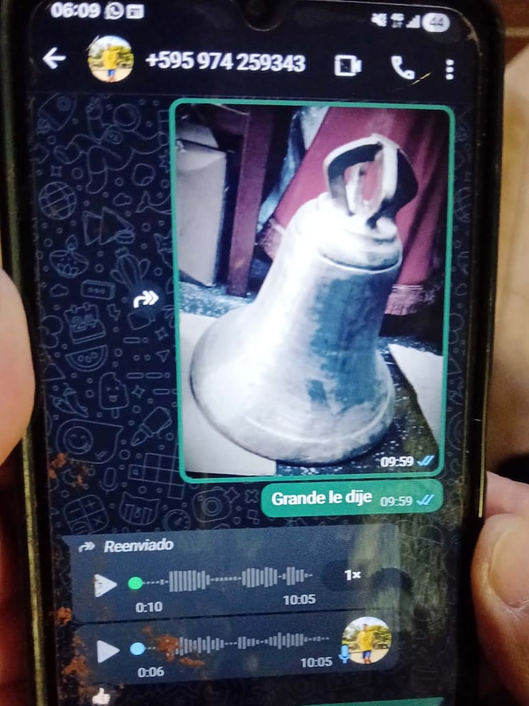 Una de las campanas aparentemente robadas por la banda Campanas de Belén era ofrecida por WhatsApp.