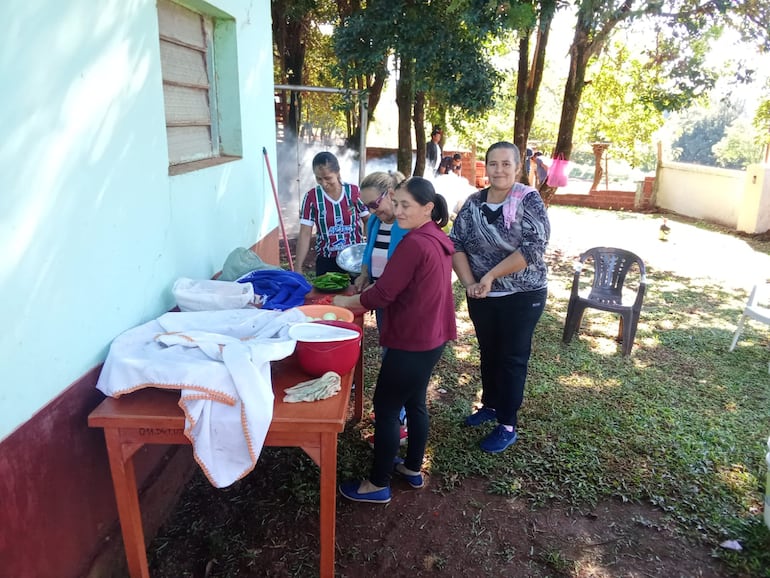 Subconsejo de Salud de la Unidad de Salud Familiar (USF) de Edelira realizan pollada para apoyar a la institución.