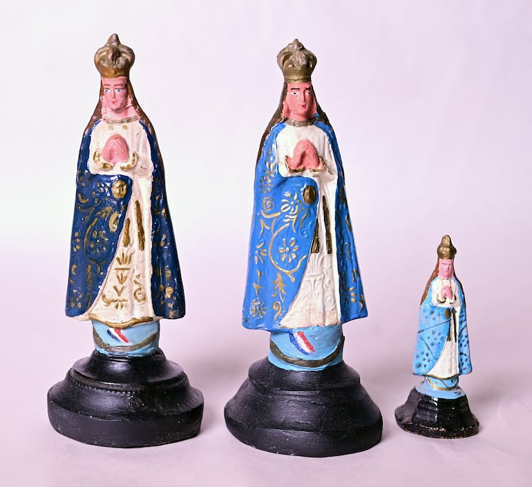 Imágenes moldeadas por manos artesanas. Se registran pequeñas variaciones en el rostro o el color.