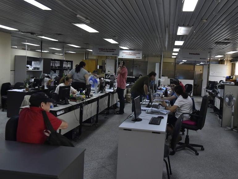 Funcionarios de la Dirección de Recaudaciones de la Municipalidad de Asunción.  