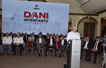 El diputado Dani Centurión y su equipo en rueda de prensa.