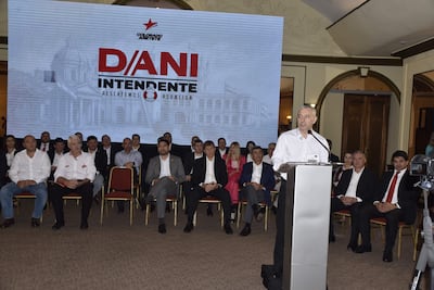 El diputado Dani Centurión y su equipo en rueda de prensa.